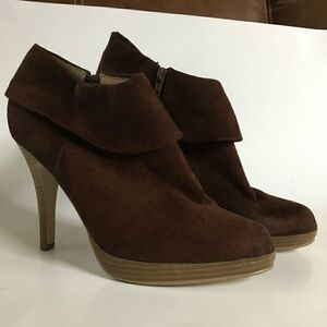 WILD DIVA BROWN SUEDE BOOTIE HEELS. SIZE 10‎
